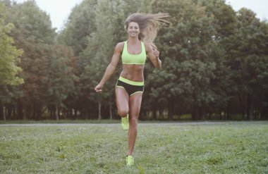 abs kas pompalama ve vücut geliştirme sağlık ve fitness vücut bar kavramı poz diyet spor açık spor güzel güçlü seksi atletik Kas Genç beyaz fitness kadın egzersiz eğitim