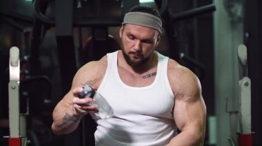 Güçlü atletik erkekler vücut geliştirme konusunda kas geliştiriyorlar. Kaslı vücut geliştirici yakışıklı erkekler spor salonunda çıplak gövde egzersizleri yapıyor.