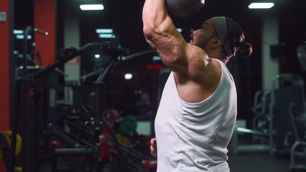 强壮的运动健美男子加强肌肉锻炼健美概念背景 健美健美男子赤身裸体在健身房锻炼 — 图库视频影像