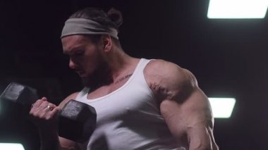 Güçlü atletik erkekler vücut geliştirme konusunda kas geliştiriyorlar. Kaslı vücut geliştirici yakışıklı erkekler spor salonunda çıplak gövde egzersizleri yapıyor.