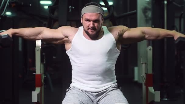 筋肉のトレーニングボディービルコンセプトの背景を汲み上げ残酷な強い運動の男性 筋肉のボディービルダーハンサムな男性ジム裸の胴で演習を行う — ストック動画