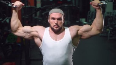 Güçlü atletik erkekler vücut geliştirme konusunda kas geliştiriyorlar. Kaslı vücut geliştirici yakışıklı erkekler spor salonunda çıplak gövde egzersizleri yapıyor.