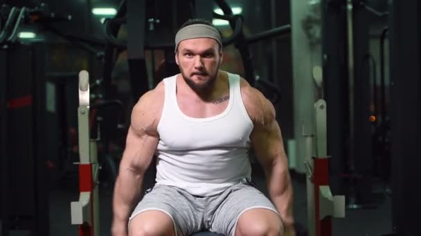 Güçlü Atletik Erkekler Vücut Geliştirme Konusunda Kas Geliştiriyorlar Kaslı Vücut — Stok video