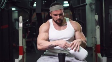 Güçlü atletik erkekler vücut geliştirme konusunda kas geliştiriyorlar. Kaslı vücut geliştirici yakışıklı erkekler spor salonunda çıplak gövde egzersizleri yapıyor.