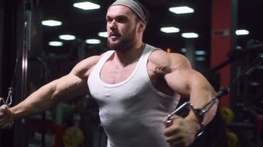 Güçlü atletik erkekler vücut geliştirme konusunda kas geliştiriyorlar. Kaslı vücut geliştirici yakışıklı erkekler spor salonunda çıplak gövde egzersizleri yapıyor.