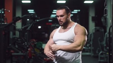 Güçlü atletik erkekler vücut geliştirme konusunda kas geliştiriyorlar. Kaslı vücut geliştirici yakışıklı erkekler spor salonunda çıplak gövde egzersizleri yapıyor.