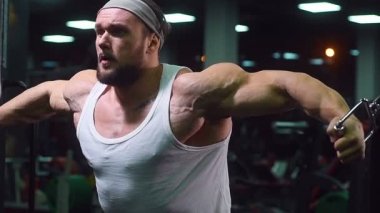 Güçlü atletik erkekler vücut geliştirme konusunda kas geliştiriyorlar. Kaslı vücut geliştirici yakışıklı erkekler spor salonunda çıplak gövde egzersizleri yapıyor.