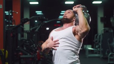 Güçlü atletik erkekler vücut geliştirme konusunda kas geliştiriyorlar. Kaslı vücut geliştirici yakışıklı erkekler spor salonunda çıplak gövde egzersizleri yapıyor.