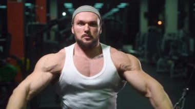 Güçlü atletik erkekler vücut geliştirme konusunda kas geliştiriyorlar. Kaslı vücut geliştirici yakışıklı erkekler spor salonunda çıplak gövde egzersizleri yapıyor.