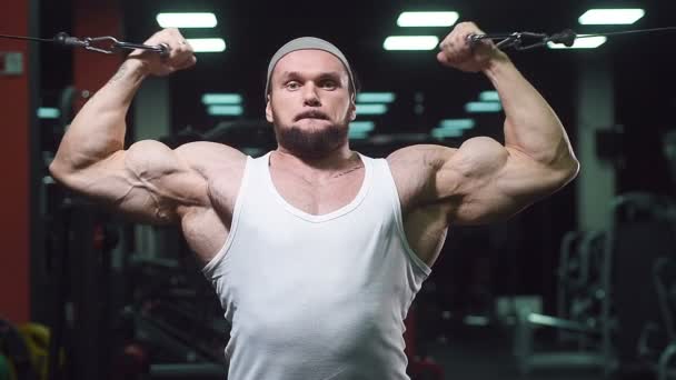 Жестокие Сильные Атлетичные Мужчины Накачивая Мышцы Тренировки Бодибилдинг Концепция Фона — стоковое видео