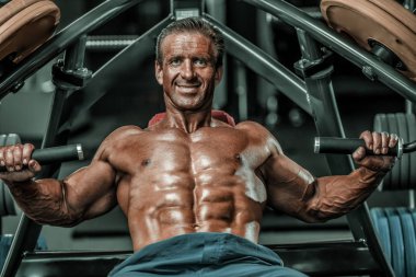 Acımasız güçlü vücut geliştirmeci atletik kasları egzersiz vücut geliştirme kavramı arka plan - kas vücut geliştirmeci yakışıklı erkekler spor salonu çıplak gövde kavramı spor ve diyet egzersiz yapıyor pompalama adam yaşlı