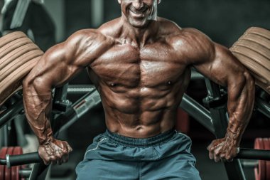 Acımasız güçlü vücut geliştirmeci atletik kasları egzersiz vücut geliştirme kavramı arka plan - kas vücut geliştirmeci yakışıklı erkekler spor salonu çıplak gövde kavramı spor ve diyet egzersiz yapıyor pompalama adam yaşlı