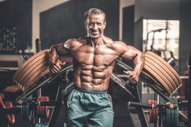 Acımasız güçlü vücut geliştirmeci atletik kasları egzersiz vücut geliştirme kavramı arka plan - kas vücut geliştirmeci yakışıklı erkekler spor salonu çıplak gövde kavramı spor ve diyet egzersiz yapıyor pompalama adam yaşlı