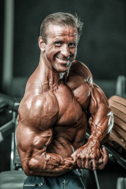 Kasları egzersiz halter kadar pompalama yakışıklı güçlü atletik erkek vücut geliştirme kavramı arka plan - kas vücut geliştirmeci erkekler spor salonu çıplak gövde egzersizleri yapıyor curl