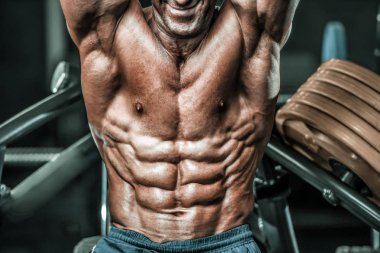 Acımasız güçlü vücut geliştirmeci atletik kasları egzersiz vücut geliştirme kavramı arka plan - kas vücut geliştirmeci yakışıklı erkekler spor salonu çıplak gövde kavramı spor ve diyet egzersiz yapıyor pompalama adam yaşlı
