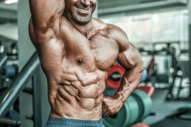 Acımasız güçlü vücut geliştirmeci atletik kasları egzersiz vücut geliştirme kavramı arka plan - kas vücut geliştirmeci yakışıklı erkekler spor salonu çıplak gövde kavramı spor ve diyet egzersiz yapıyor pompalama adam yaşlı