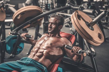 Acımasız güçlü vücut geliştirmeci atletik kasları egzersiz vücut geliştirme kavramı arka plan - kas vücut geliştirmeci yakışıklı erkekler spor salonu çıplak gövde kavramı spor ve diyet egzersiz yapıyor pompalama adam yaşlı