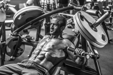 Acımasız güçlü vücut geliştirmeci atletik kasları egzersiz vücut geliştirme kavramı arka plan - kas vücut geliştirmeci yakışıklı erkekler spor salonu çıplak gövde kavramı spor ve diyet egzersiz yapıyor pompalama adam yaşlı