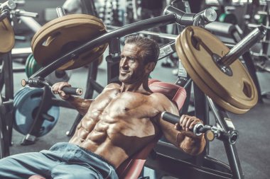 Acımasız güçlü vücut geliştirmeci atletik kasları egzersiz vücut geliştirme kavramı arka plan - kas vücut geliştirmeci yakışıklı erkekler spor salonu çıplak gövde kavramı spor ve diyet egzersiz yapıyor pompalama adam yaşlı