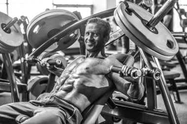 Acımasız güçlü vücut geliştirmeci atletik kasları egzersiz vücut geliştirme kavramı arka plan - kas vücut geliştirmeci yakışıklı erkekler spor salonu çıplak gövde kavramı spor ve diyet egzersiz yapıyor pompalama adam yaşlı