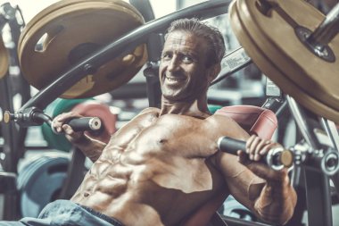 Acımasız güçlü vücut geliştirmeci atletik kasları egzersiz vücut geliştirme kavramı arka plan - kas vücut geliştirmeci yakışıklı erkekler spor salonu çıplak gövde kavramı spor ve diyet egzersiz yapıyor pompalama adam yaşlı