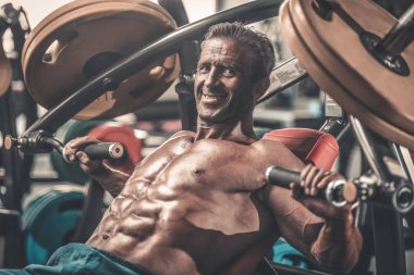 Acımasız güçlü vücut geliştirmeci atletik kasları egzersiz vücut geliştirme kavramı arka plan - kas vücut geliştirmeci yakışıklı erkekler spor salonu çıplak gövde kavramı spor ve diyet egzersiz yapıyor pompalama adam yaşlı