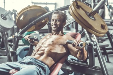 Acımasız güçlü vücut geliştirmeci atletik kasları egzersiz vücut geliştirme kavramı arka plan - kas vücut geliştirmeci yakışıklı erkekler spor salonu çıplak gövde kavramı spor ve diyet egzersiz yapıyor pompalama adam yaşlı