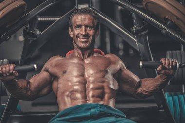 Acımasız güçlü vücut geliştirmeci atletik kasları egzersiz vücut geliştirme kavramı arka plan - kas vücut geliştirmeci yakışıklı erkekler spor salonu çıplak gövde kavramı spor ve diyet egzersiz yapıyor pompalama adam yaşlı