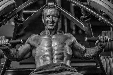 Acımasız güçlü vücut geliştirmeci atletik kasları egzersiz vücut geliştirme kavramı arka plan - kas vücut geliştirmeci yakışıklı erkekler spor salonu çıplak gövde kavramı spor ve diyet egzersiz yapıyor pompalama adam yaşlı