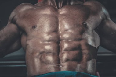 Acımasız güçlü vücut geliştirmeci atletik kasları egzersiz vücut geliştirme kavramı arka plan - kas vücut geliştirmeci yakışıklı erkekler spor salonu çıplak gövde kavramı spor ve diyet egzersiz yapıyor pompalama adam yaşlı