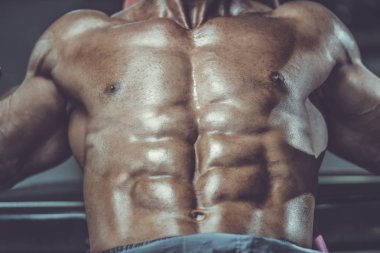 Acımasız güçlü vücut geliştirmeci atletik kasları egzersiz vücut geliştirme kavramı arka plan - kas vücut geliştirmeci yakışıklı erkekler spor salonu çıplak gövde kavramı spor ve diyet egzersiz yapıyor pompalama adam yaşlı