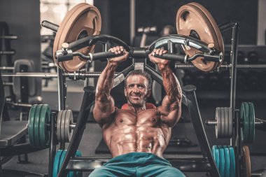 Acımasız güçlü vücut geliştirmeci atletik kasları egzersiz vücut geliştirme kavramı arka plan - kas vücut geliştirmeci yakışıklı erkekler spor salonu çıplak gövde kavramı spor ve diyet egzersiz yapıyor pompalama adam yaşlı