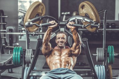 Acımasız güçlü vücut geliştirmeci atletik kasları egzersiz vücut geliştirme kavramı arka plan - kas vücut geliştirmeci yakışıklı erkekler spor salonu çıplak gövde kavramı spor ve diyet egzersiz yapıyor pompalama adam yaşlı