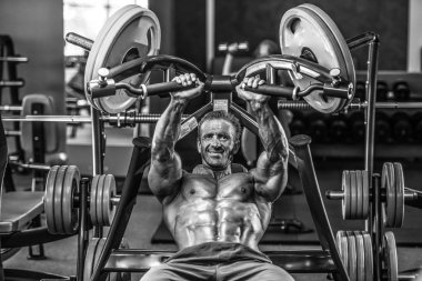 Acımasız güçlü vücut geliştirmeci atletik kasları egzersiz vücut geliştirme kavramı arka plan - kas vücut geliştirmeci yakışıklı erkekler spor salonu çıplak gövde kavramı spor ve diyet egzersiz yapıyor pompalama adam yaşlı