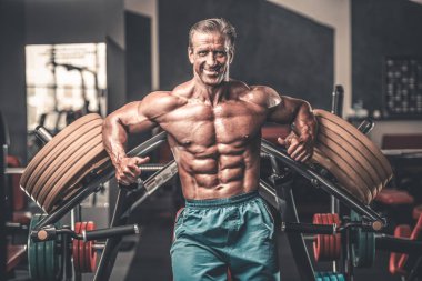 Acımasız güçlü vücut geliştirmeci atletik kasları egzersiz vücut geliştirme kavramı arka plan - kas vücut geliştirmeci yakışıklı erkekler spor salonu çıplak gövde kavramı spor ve diyet egzersiz yapıyor pompalama adam yaşlı