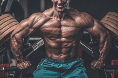 Acımasız güçlü vücut geliştirmeci atletik kasları egzersiz vücut geliştirme kavramı arka plan - kas vücut geliştirmeci yakışıklı erkekler spor salonu çıplak gövde kavramı spor ve diyet egzersiz yapıyor pompalama adam yaşlı