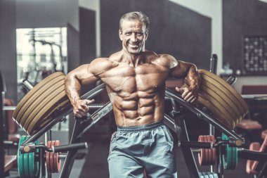 Acımasız güçlü vücut geliştirmeci atletik kasları egzersiz vücut geliştirme kavramı arka plan - kas vücut geliştirmeci yakışıklı erkekler spor salonu çıplak gövde kavramı spor ve diyet egzersiz yapıyor pompalama adam yaşlı