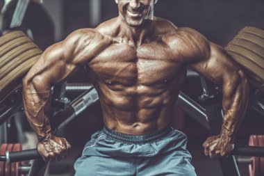 Acımasız güçlü vücut geliştirmeci atletik kasları egzersiz vücut geliştirme kavramı arka plan - kas vücut geliştirmeci yakışıklı erkekler spor salonu çıplak gövde kavramı spor ve diyet egzersiz yapıyor pompalama adam yaşlı