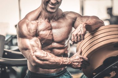 Acımasız güçlü vücut geliştirmeci atletik kasları egzersiz vücut geliştirme kavramı arka plan - kas vücut geliştirmeci yakışıklı erkekler spor salonu çıplak gövde kavramı spor ve diyet egzersiz yapıyor pompalama adam yaşlı