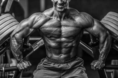 Acımasız güçlü vücut geliştirmeci atletik kasları egzersiz vücut geliştirme kavramı arka plan - kas vücut geliştirmeci yakışıklı erkekler spor salonu çıplak gövde kavramı spor ve diyet egzersiz yapıyor pompalama adam yaşlı