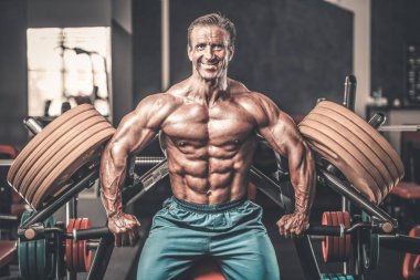 Acımasız güçlü vücut geliştirmeci atletik kasları egzersiz vücut geliştirme kavramı arka plan - kas vücut geliştirmeci yakışıklı erkekler spor salonu çıplak gövde kavramı spor ve diyet egzersiz yapıyor pompalama adam yaşlı