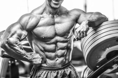 Acımasız güçlü vücut geliştirmeci atletik kasları egzersiz vücut geliştirme kavramı arka plan - kas vücut geliştirmeci yakışıklı erkekler spor salonu çıplak gövde kavramı spor ve diyet egzersiz yapıyor pompalama adam yaşlı