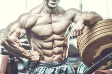Acımasız güçlü vücut geliştirmeci atletik kasları egzersiz vücut geliştirme kavramı arka plan - kas vücut geliştirmeci yakışıklı erkekler spor salonu çıplak gövde kavramı spor ve diyet egzersiz yapıyor pompalama adam yaşlı