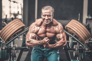 Acımasız güçlü vücut geliştirmeci atletik kasları egzersiz vücut geliştirme kavramı arka plan - kas vücut geliştirmeci yakışıklı erkekler spor salonu çıplak gövde kavramı spor ve diyet egzersiz yapıyor pompalama adam yaşlı