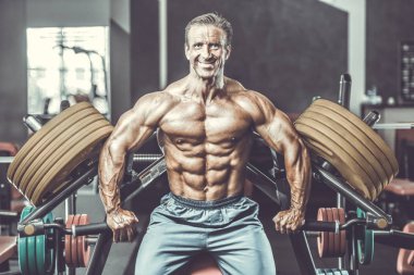 Acımasız güçlü vücut geliştirmeci atletik kasları egzersiz vücut geliştirme kavramı arka plan - kas vücut geliştirmeci yakışıklı erkekler spor salonu çıplak gövde kavramı spor ve diyet egzersiz yapıyor pompalama adam yaşlı