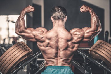 Acımasız güçlü vücut geliştirmeci atletik kasları egzersiz vücut geliştirme kavramı arka plan - kas vücut geliştirmeci yakışıklı erkekler spor salonu çıplak gövde kavramı spor ve diyet egzersiz yapıyor pompalama adam yaşlı