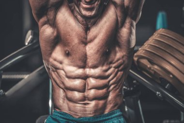 Acımasız güçlü vücut geliştirmeci atletik kasları egzersiz vücut geliştirme kavramı arka plan - kas vücut geliştirmeci yakışıklı erkekler spor salonu çıplak gövde kavramı spor ve diyet egzersiz yapıyor pompalama adam yaşlı