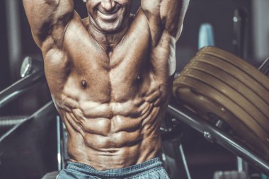 Acımasız güçlü vücut geliştirmeci atletik kasları egzersiz vücut geliştirme kavramı arka plan - kas vücut geliştirmeci yakışıklı erkekler spor salonu çıplak gövde kavramı spor ve diyet egzersiz yapıyor pompalama adam yaşlı