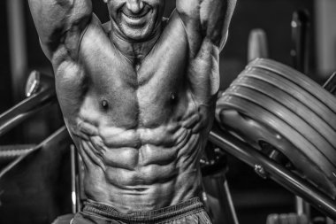 Acımasız güçlü vücut geliştirmeci atletik kasları egzersiz vücut geliştirme kavramı arka plan - kas vücut geliştirmeci yakışıklı erkekler spor salonu çıplak gövde kavramı spor ve diyet egzersiz yapıyor pompalama adam yaşlı