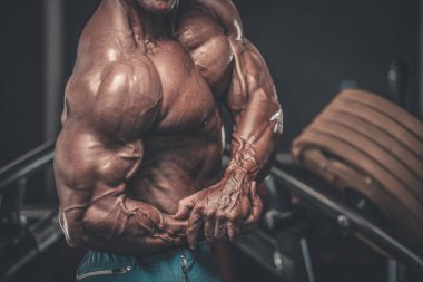 Acımasız güçlü vücut geliştirmeci atletik kasları egzersiz vücut geliştirme kavramı arka plan - kas vücut geliştirmeci yakışıklı erkekler spor salonu çıplak gövde kavramı spor ve diyet egzersiz yapıyor pompalama adam yaşlı